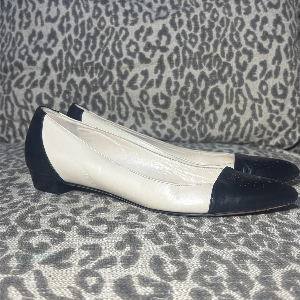 Brooks Brothers ballet flats black & cream leather flats eyelet toe detail 8.5